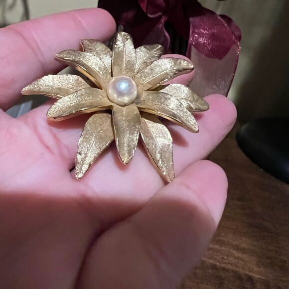 VINTAGE CAPRI FLOWER GOLDTONE BROOCH WITH A CULTURED PEARL - Picture 2 of 4